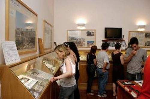 Αποψη από το Μουσείο Μακρονήσου