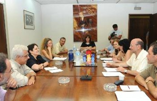 Από τη χτεσινή συνάντηση αντιπροσωπείας του ΚΚΕ, με επικεφαλής την ΓΓ της ΚΕ του Κόμματος, Αλέκα Παπαρήγα, με εκπροσώπους των ερευνητών