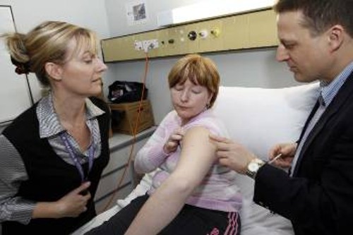 Στην Αυστραλία έχει αρχίσει ο εμβολιασμός με το ρίσκο πιθανών παρενεργειών