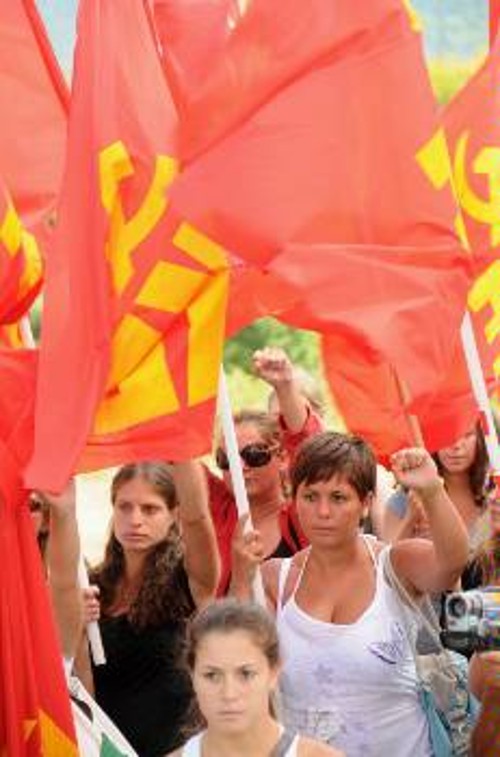 Μεγαλώνει η λαϊκή κατακραυγή για την προσπάθεια των ιμπεριαλιστών να ταυτίσουν το σοσιαλισμό με τον φασισμό - ναζισμό (φωτ. από την πρόσφατη εκδήλωση του ΚΚΕ στον Γράμμο)