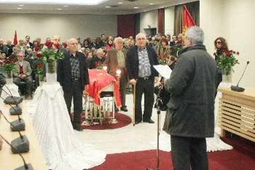 Στην πολιτική τελετή, σύντροφοι του Νίκου Παπαδόπουλου στάθηκαν τιμητική φρουρά στη σκεπασμένη με τη σημαία του ΚΚΕ σορό του