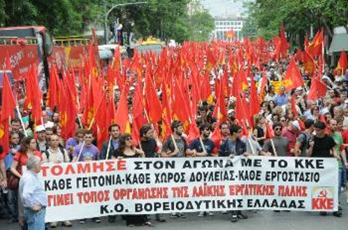Το πανό της Οργάνωσης στο πανελλαδικό συλλαλητήριο του ΚΚΕ, το Μάη του 2010 στην Αθήνα