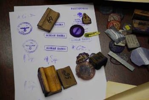 Οι σφραγίδες και το υλικό παραχάραξης επί Γιέλτσιν που ήρθαν στα χέρια του πρώην Γενικού Εισαγγελέα της ΕΣΣΔ