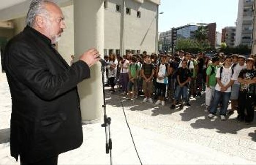 Ο Θ. Κωνσταντινίδης μιλώντας στο 8ο Γυμνάσιο Καλαμαριάς