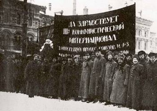 Σοβιετικοί εργάτες και στρατιώτες μαζί με αντιπροσώπους του παγκόσμιου προλεταριάτου, σε συγκέντρωση στην Κόκκινη Πλατεία. Στο πλακάτ: «Ζήτω η Τρίτη Κομμουνιστική Διεθνής»