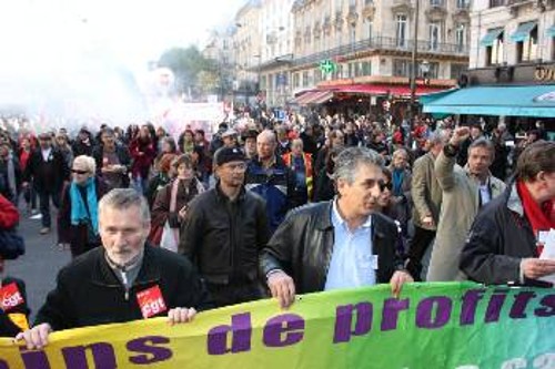 Ο γγ της ΠΣΟ, Γιώργος Μαυρίκος, διαδήλωσε στην κεφαλή της πορείας στο μπλοκ του Εργατικού Κέντρου του Παρισιού