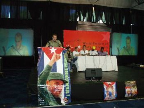 Ο Γ. Γκιόκας στο βήμα του συνεδρίου για την κρίση (πάνω) και αποψη της αίθουσας του Παγκόσμιου Φεστιβάλ (κάτω)