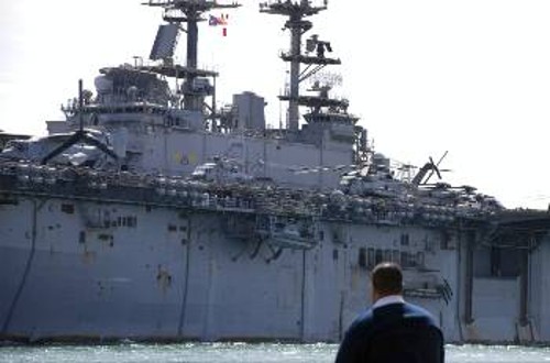 Αμερικανικά πολεμικά πλοία περνούν το Σουέζ και κατευθύνονται στα ανοιχτά της Λιβύης