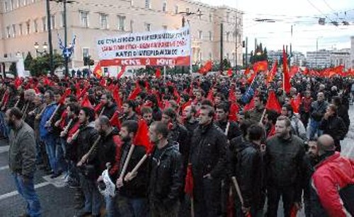 Από το προχτεσινό συλλαλητήριο του ΚΚΕ στην Αθήνα, ενάντια στην ιμπεριαλιστική επίθεση στη Λιβύη