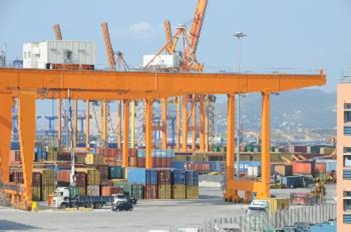 Η κινέζικη «Cosco» πάτησε πόδι στο λιμάνι του Πειραιά και τώρα ζητάει να επεκτείνει τις δραστηριότητές της, ανταγωνιστικά προς άλλα μονοπώλια