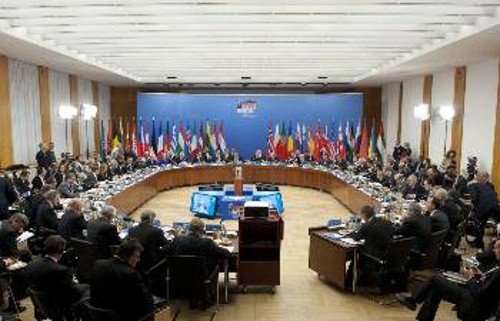 Οι ΥΠΕΞ του ΝΑΤΟ στη Συνάντηση στο Βερολίνο συμφωνούν στη σφαγή του λιβυκού λαού και τρώγονται για τη μοιρασιά της λείας...