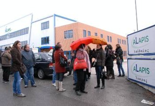 Οι εργαζόμενοι έξω από το εργοστάσιο του Ομίλου στην Αττική κατά τη διάρκεια απεργίας ενάντια σε απολύσεις - διαθεσιμότητα το Νοέμβρη του 2011