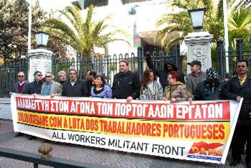 Από την χθεσινή παράσταση διαμαρτυρίας του ΠΑΜΕ στην πρεσβεία της Πορτογαλίας