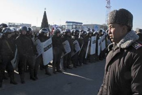 Με την καταστολή στρατός και αστυνομία προσπαθούν να τρομοκρατήσουν τους απεργούς εργάτες