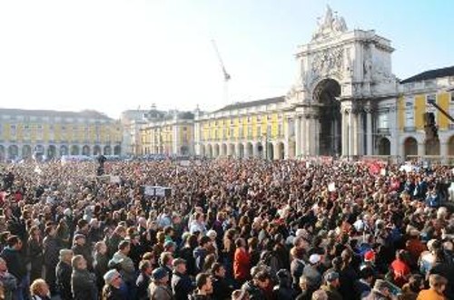 Μαζικά διαδηλώνει ο πορτογαλικός λαός