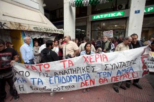 Στιγμιότυπα από τη χτεσινή κινητοποίηση στην Αθήνα, έξω από το υπουργείο Εργασίας
