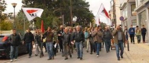 Εργαζόμενοι και φοιτητές κάνουν πορεία στο Λαγκαδά μετά την επίθεση από χρυσαυγίτες, το Νοέμβρη του 2012