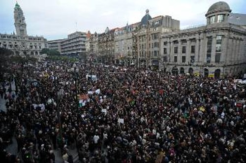 Από τη μεγάλη διαδήλωση του πορτογαλικού λαού στο Πόρτο