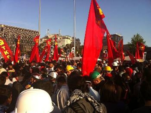 Οι διαδηλωτές κατέκλυσαν και πάλι την πλατεία Ταξίμ μετά τις 7.00 π.μ.