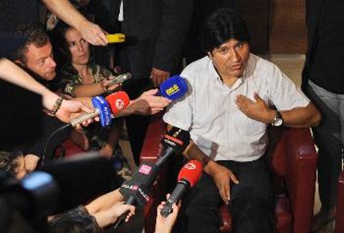 Ο πρόεδρος της Βολιβίας σε συνέντευξη καταγγέλλει την ιδιότυπη «ομηρία» του