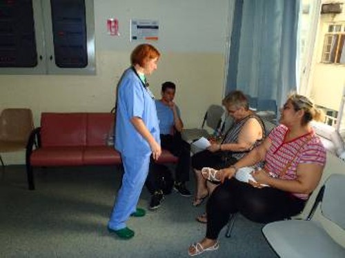 Επισκέπτες της «Πολυκλινικής» υπογράφουν για να μην καταργηθεί το νοσοκομείο