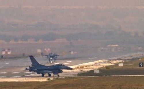 Μαχητικά αεροπλάνα ετοιμάζονται στη ΝΑΤΟική βάση του Ιντσιρλικ στην Τουρκία