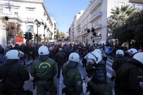 Οι δυνάμεις καταστολής σε παράταξη απέναντι από τη συγκέντρωση των σχολικών φυλάκων χτες στην Αθήνα