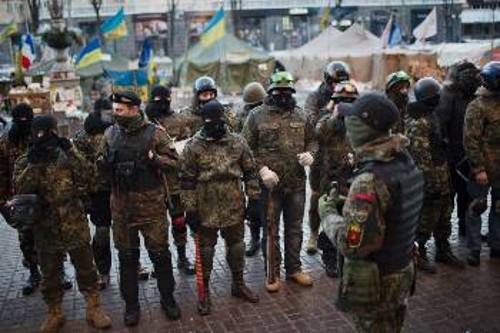 Εθνικιστικές και φασιστικές ομάδες σε στρατιωτικό σχηματισμό χτες στο Κίεβο