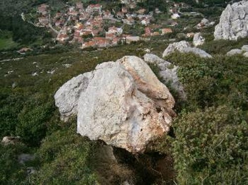 Βράχοι πάνω από το χωριό Αθέρας