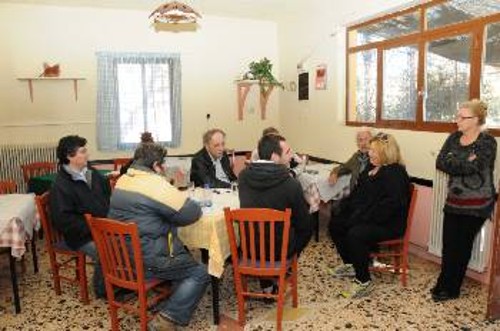 Κλιμάκιο του ΚΚΕ συζητά με κατοίκους στο χωριό Αγ. Θέκλη στην Παλική