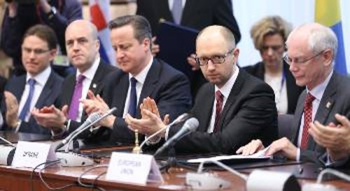 Ο πρωθυπουργός της πραξικοπηματικής κυβέρνησης του Κιέβου με τους πάτρωνές του της ΕΕ