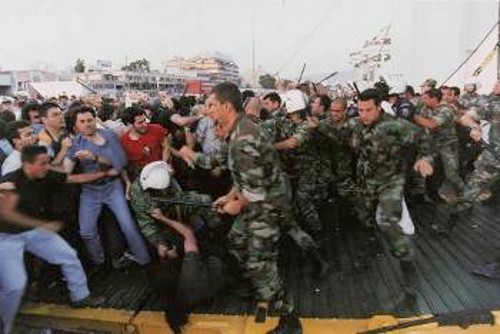 Από την επίθεση των ανδρών του Λιμενικού κατά των απεργών ναυτεργατών τον Μάη του 2002 με εντολή της κυβέρνησης του ΠΑΣΟΚ