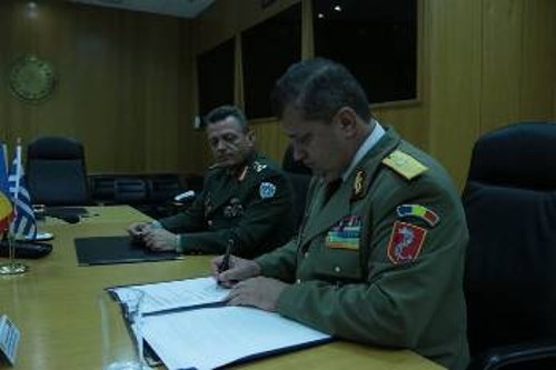 Από την υπογραφή της «Τεχνικής Διευθέτησης» από τον Ελληνα αντιστράτηγο (αριστερά) και το Ρουμάνο ταξίαρχο (δεξιά)