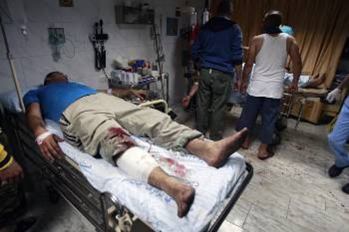 Ενας από τους δεκάδες Παλαιστίνιους που τραυματίστηκαν χτες από τα πυρά των ισραηλινών κατοχικών δυνάμεων
