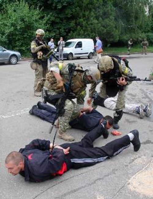 Στρατιώτες του Κιέβου ψάχνουν «υπόπτους» στο Σλαβιάνσκ, μία από τις πόλεις που σχεδόν ισοπεδώθηκε από τις βόμβες