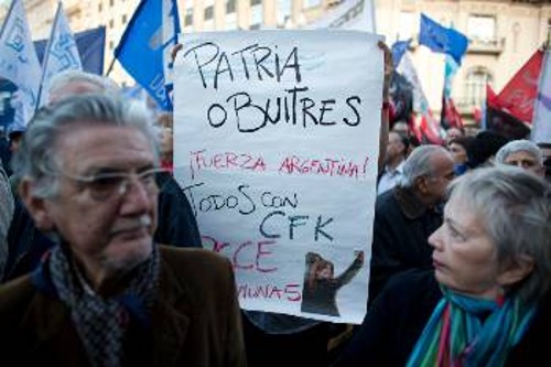 Μπορεί λαϊκές δυνάμεις να διαδήλωναν χτες υπέρ της αργεντίνικης κυβέρνησης και της Προέδρου Κ. Φ. Κίρσνερ με συνθήματα «Πατρίδα ή γύπες», ωστόσο τα παζάρια των αστών, όπως και της Κίρσνερ, για τα συμφέροντα των καπιταλιστών «φορτώνονται» πάντα στις δικές τους πλάτες