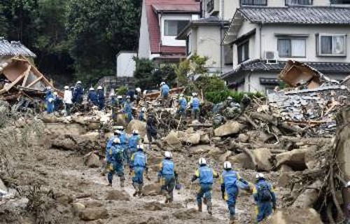 Μάχη με τις λάσπες δίνουν τα σωστικά συνεργεία για να βρεθούν οι αγνοούμενοι στη Χιροσίμα