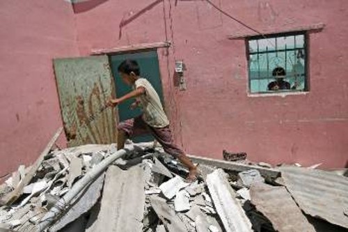 Ο Παλαιστίνιος πιτσιρικάς ψάχνει στα συντρίμμια του βομβαρδισμένου σπιτιού του