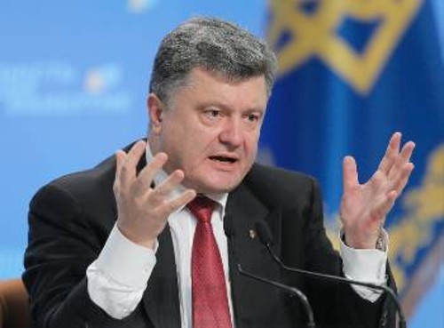 Ο μεγαλοεπιχειρηματίας Ουκρανός Πρόεδρος, Π. Ποροσένκο, μελετά τις επόμενες κινήσεις του ενόψει και των εκλογών της Κυριακής