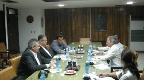 Από τη συνάντηση της αντιπροσωπείας του ΚΚΕ με τον Χοσέ Ραμόν Μπαλαγκέρ Καβρέρα στην έδρα της ΚΕ του ΚΚ Κούβας