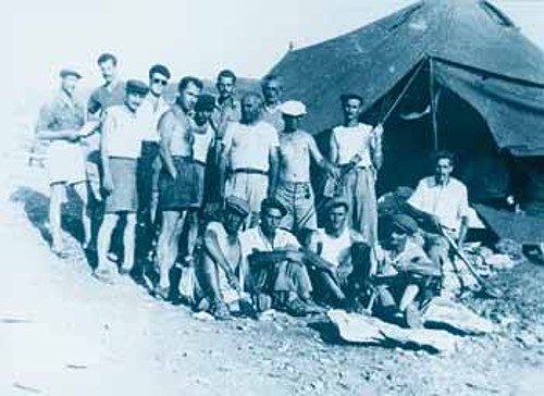 Εξόριστοι στο κολαστήριο της Μακρονήσου το 1950