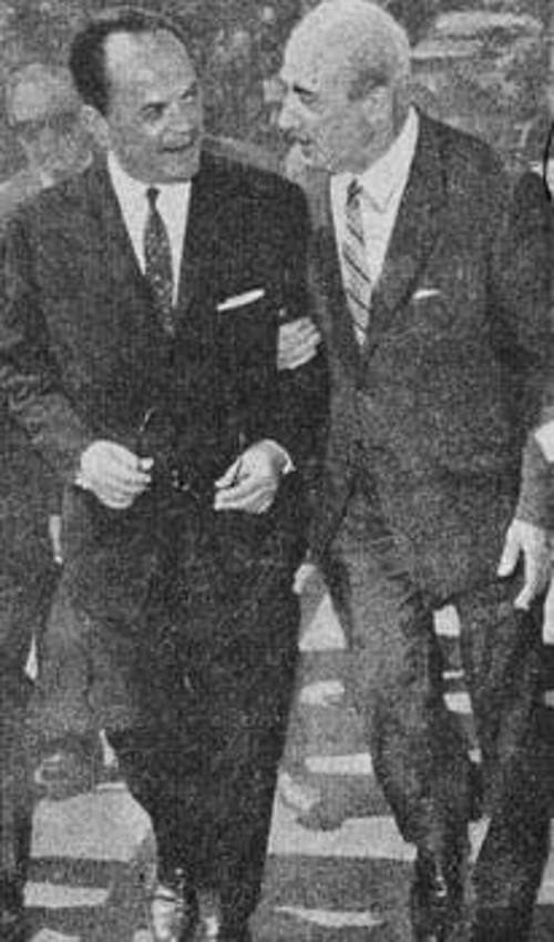 Ο δικτάτορας Παπαδόπουλος με τον Τομ Πάππας στην Αθήνα. Τα μονοπώλια βρήκαν στο πρόσωπο της χούντας έναν από τους εκφραστές των συμφερόντων τους, στη συγκεκριμένη ιστορική περίοδο