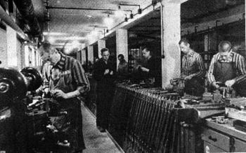 Από το 1940 οι βιομηχανίες της Κρουπ άρχισαν να προμηθεύονται με «φτηνό» εργατικό δυναμικό από τα στρατόπεδα συγκέντρωσης (πολλών εκ των οποίων την εποπτεία και διαχείριση είχαν οι ίδιες οι εταιρείες). (φωτ: Κρατούμενοι στο διαβόητο ναζιστικό στρατόπεδο Νταχάου σε καταναγκαστική εργασία)