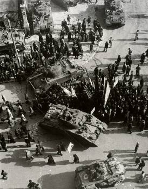 Διαδηλωτές ανάμεσα σε βρετανικά τεθωρακισμένα (από το Λεύκωμα του Ντμίτρι Κέσσελ «Ελλάδα 1944»)