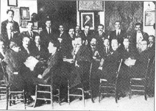 Το ΣΕΚΕ από το πρώτο ιδρυτικό συνέδριό του (1918) υποστήριξε την έναρξη διαπραγματεύσεων για την επίτευξη ειρήνης χωρίς προσαρτήσεις και αποζημιώσεις και την εφαρμογή της αρχής της αυτοδιάθεσης. Το πρόγραμμα αυτό, βέβαια, ερχόταν σε αντίθεση με την πολιτική πραγμάτωση της «Μεγάλης Ιδέας» από τον Βενιζέλο (φωτ.: Απ' το ιδρυτικό Συνέδριο του ΣΕΚΕ)