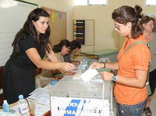 Στιγμιότυπο από την εκλογική διαδικασία σε τμήμα της Κρήτης