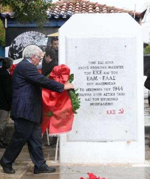 Η τιμητική στήλη - μνημείο για τους μαχητές του ΚΚΕ και του ΕΑΜ - ΕΛΑΣ, που στήθηκε στα Προσφυγικά της Λ. Αλεξάνδρας
