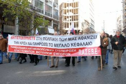 Στιγμιότυπο από τη συμμετοχή της ΠΑΣΕΒΕ στην παναττική απεργία στις 17/1/2012