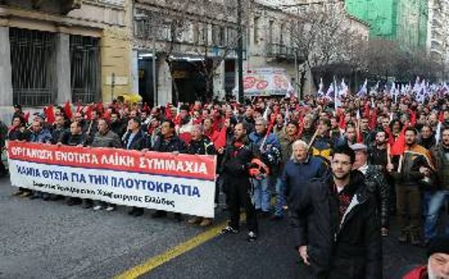 Το μπλοκ των απεργών στην κεφαλή της μεγάλης προχτεσινής κινητοποίησης του ΠΑΜΕ στην Αθήνα