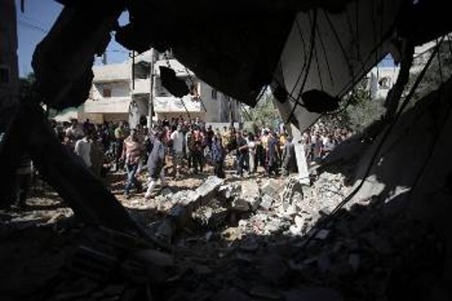 Σε άμορφη μάζα ερειπίων και σε τάφο για τέσσερις ενήλικες και δύο παιδιά μετατράπηκε χτες το πρωί σπίτι στελέχους της «Χαμάς» στη Κχαν Γιουνίς από τα ισραηλινά βομβαρδιστικά